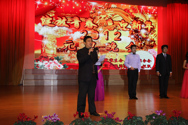 球友会隆重举行2012学生元旦晚会1.jpg